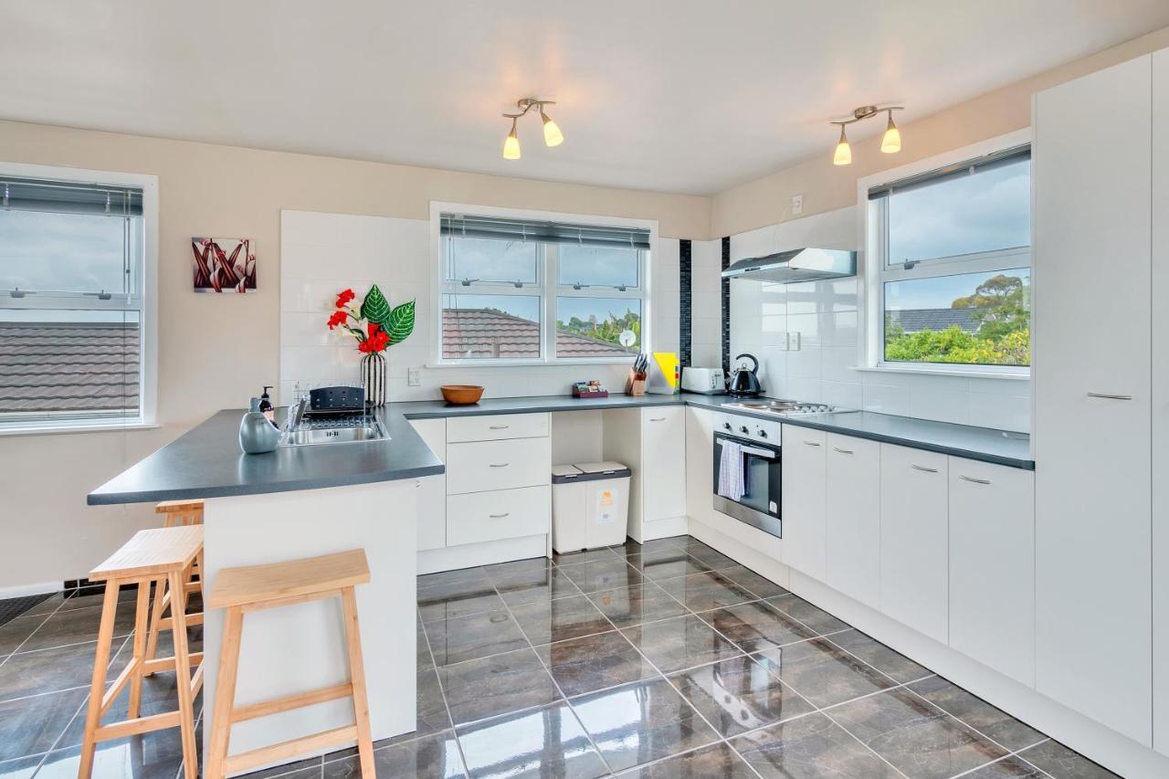 Fabulous Three Bedroom Home In Pakuranga Окленд Экстерьер фото