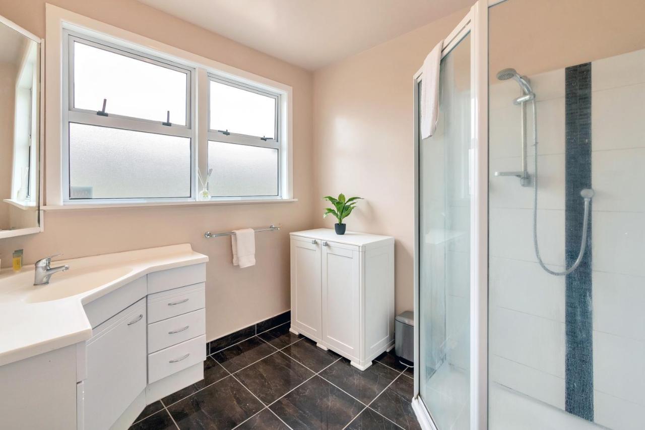 Fabulous Three Bedroom Home In Pakuranga Окленд Экстерьер фото